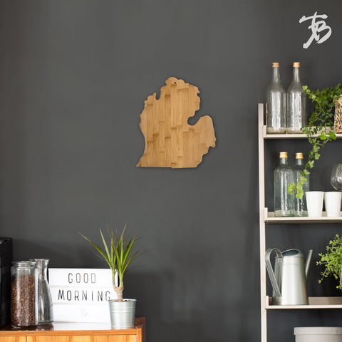 Totally Bamboo: superficie duradera para cortar y servir, cuidando las cuchillas.