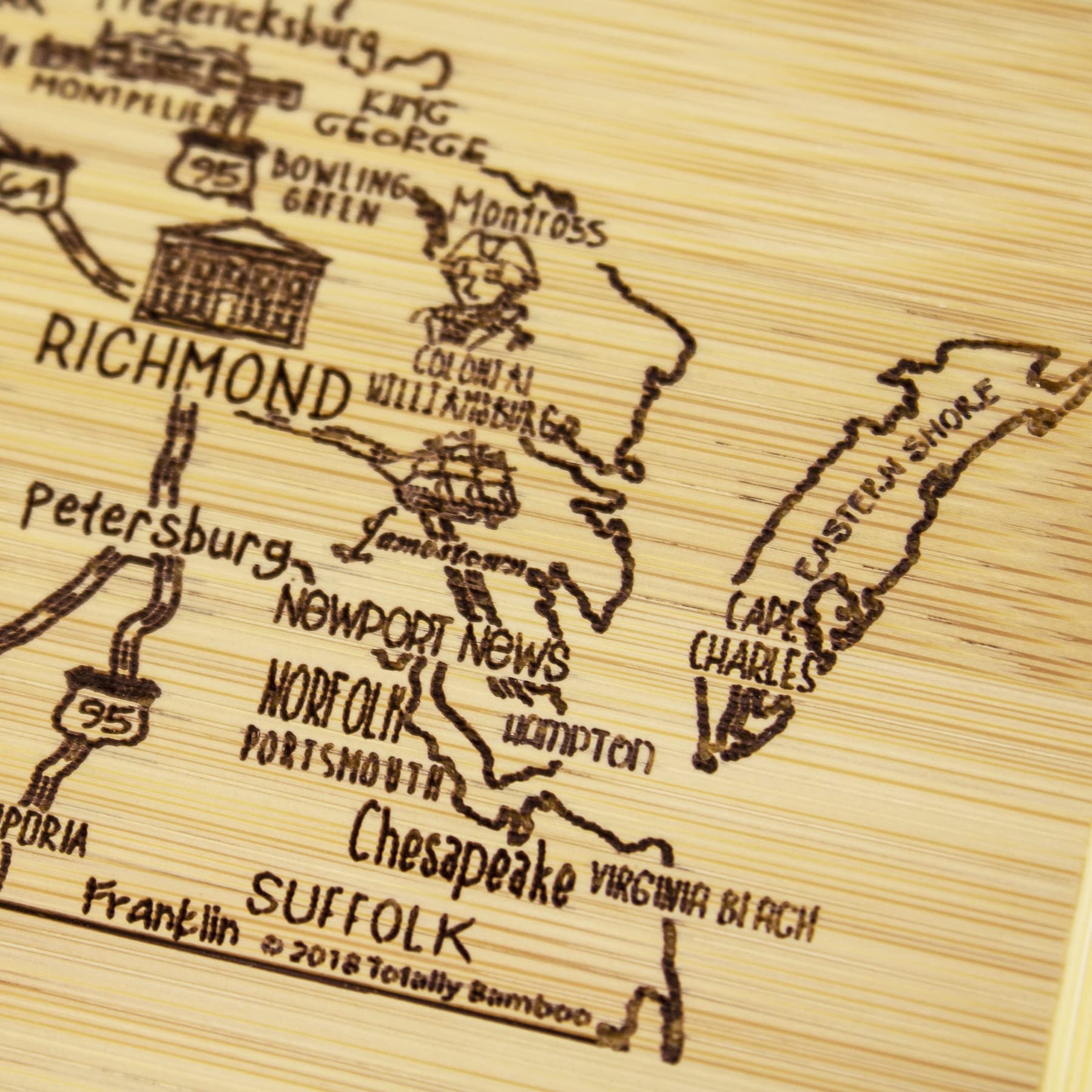 Detalle grabado en la tabla Totally Bamboo Virginia, añade toque artesanal a la mesa.