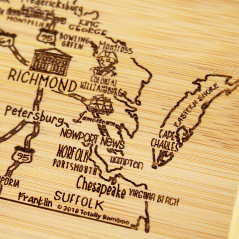 Detalle grabado en la tabla Totally Bamboo Virginia, añade toque artesanal a la mesa.