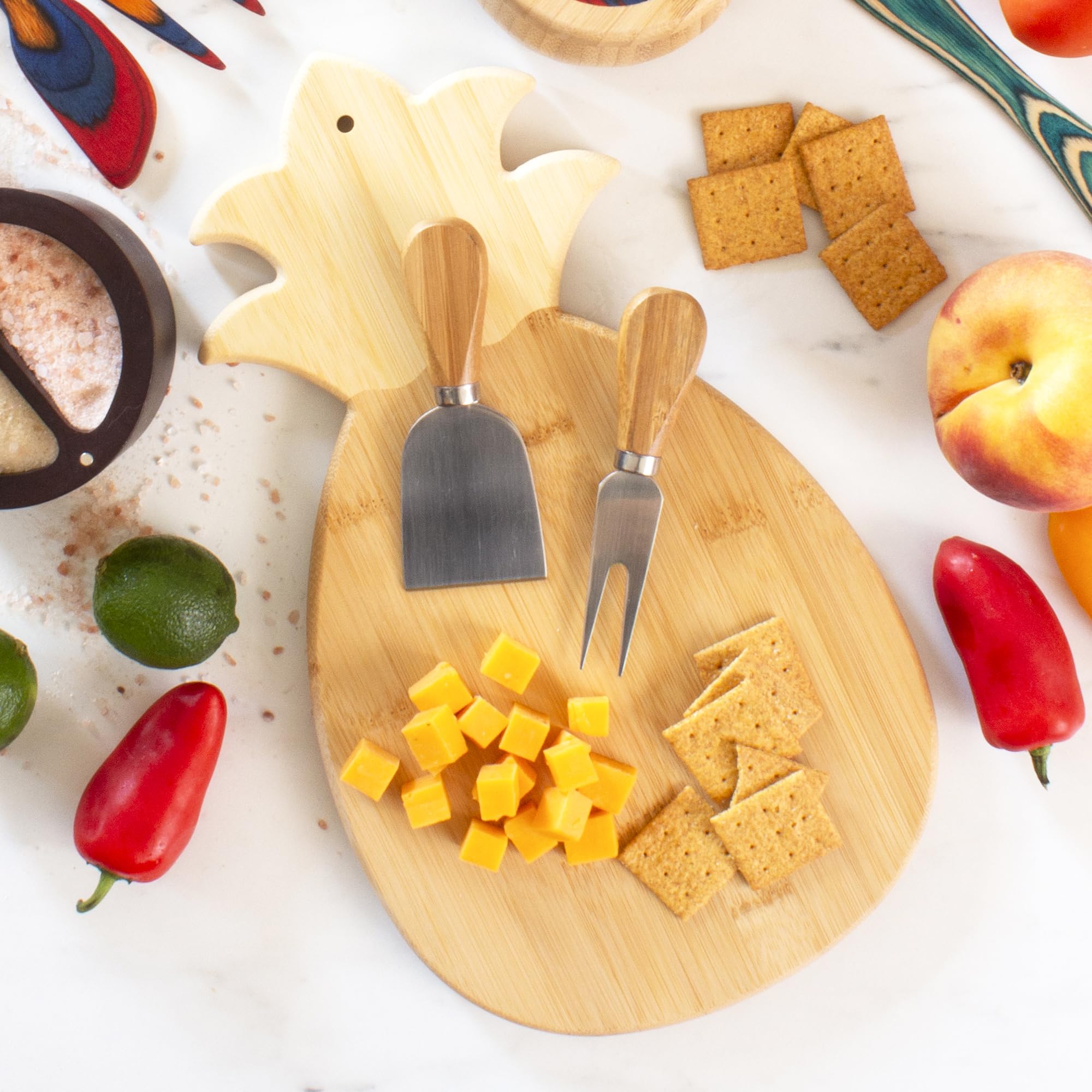 Totally Bamboo tablero charcuteria pina: presenta quesos y embutidos con estilo.