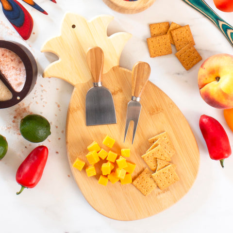 Totally Bamboo tablero charcuteria pina: presenta quesos y embutidos con estilo.