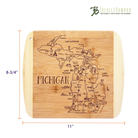 Tablero Totally Bamboo con grabado de Lansing, perfecto para recetas en la mesa.
