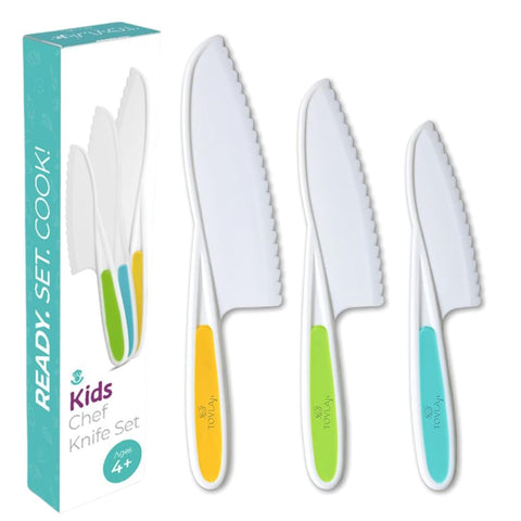 Cuchillos Tovla Jr seguros para niños que permiten cortar frutas de forma controlada.