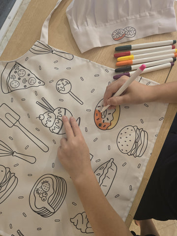 Diseños coloreables delantal y gorro, ideal para actividad creativa.