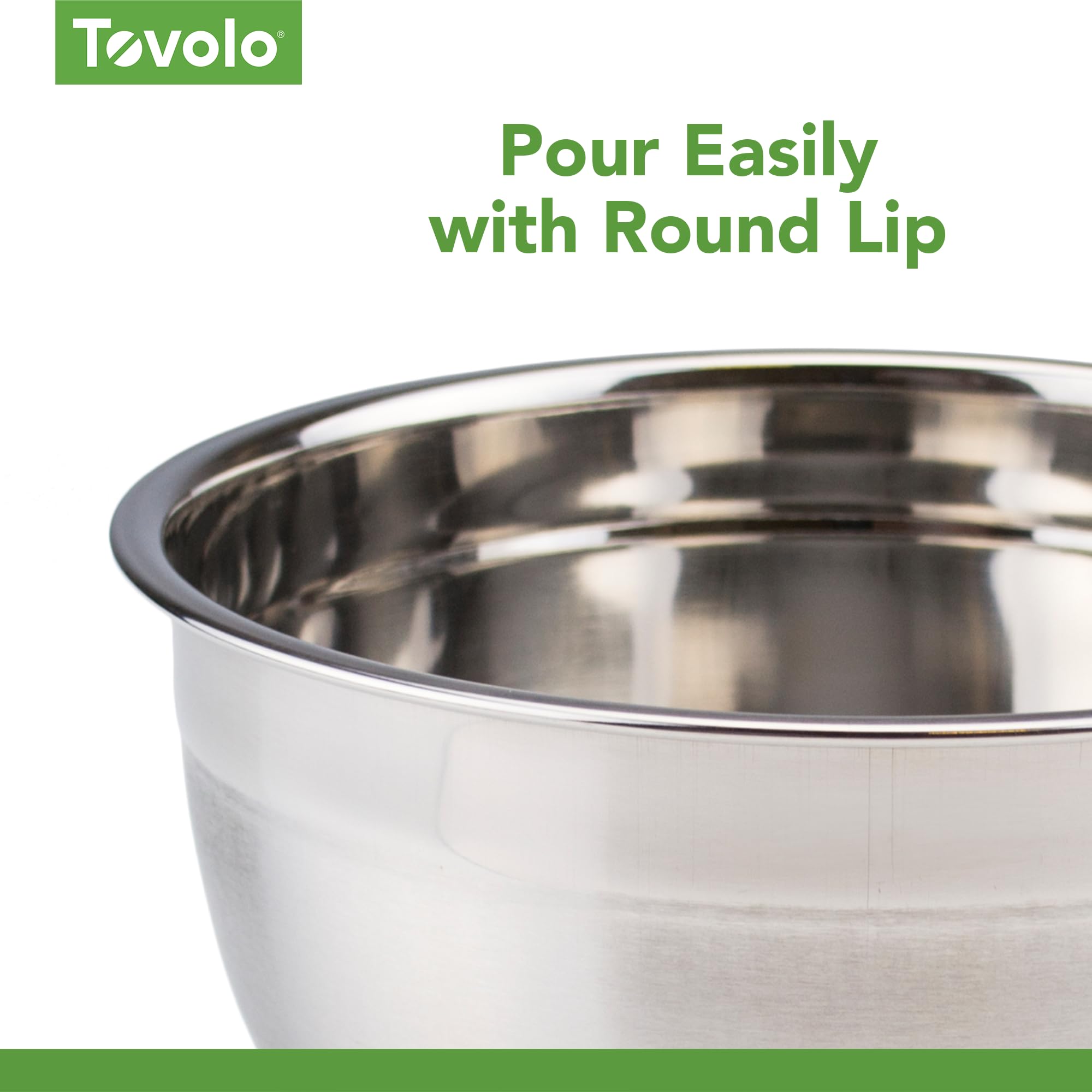 Tovolo bol profundo que contiene los ingredientes durante la mezcla