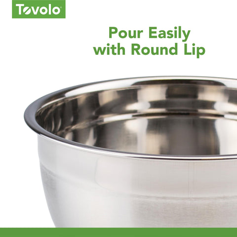 Tovolo bol profundo que contiene los ingredientes durante la mezcla