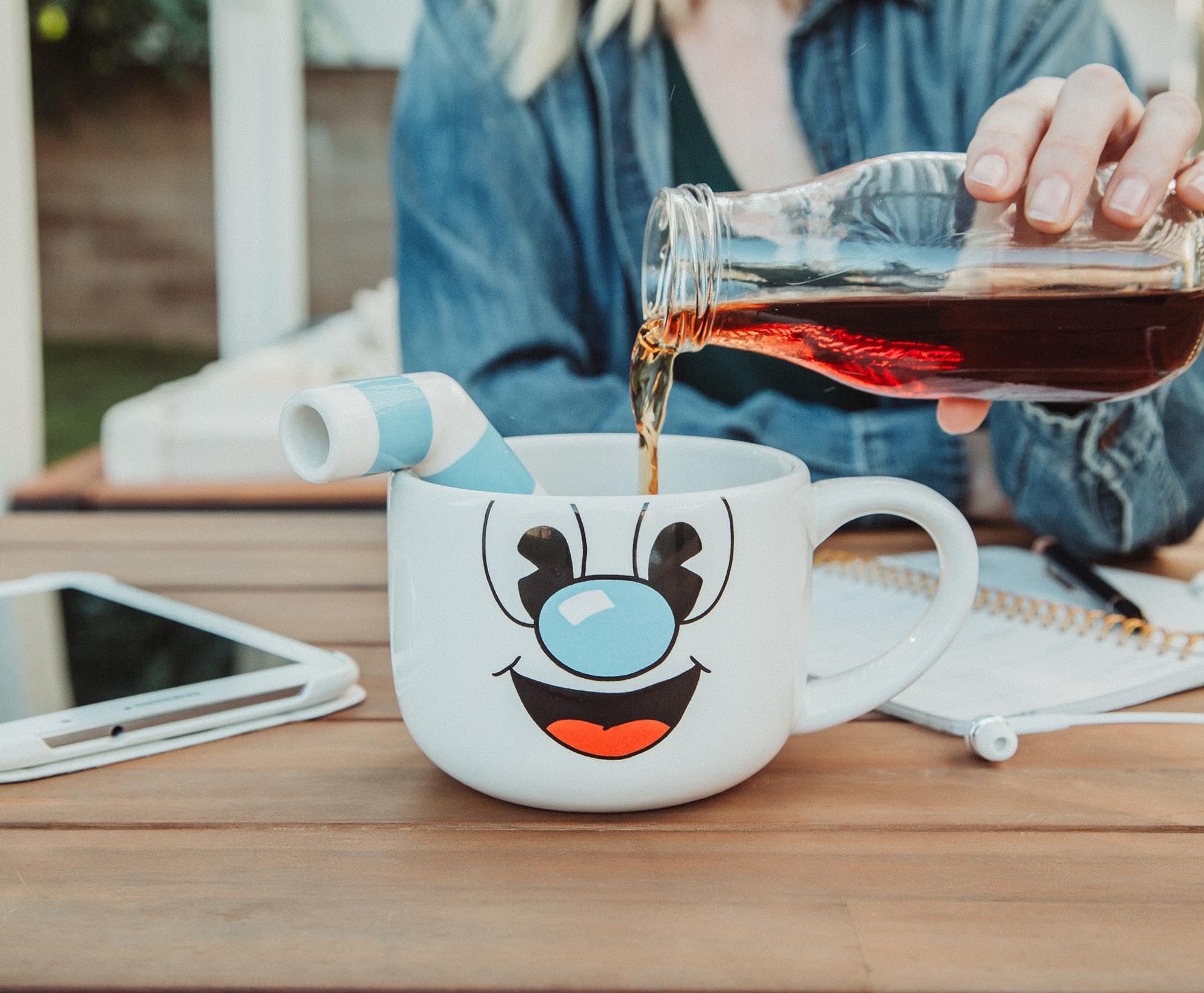 Toynk Cuphead Mugman detalle de cara con pajita