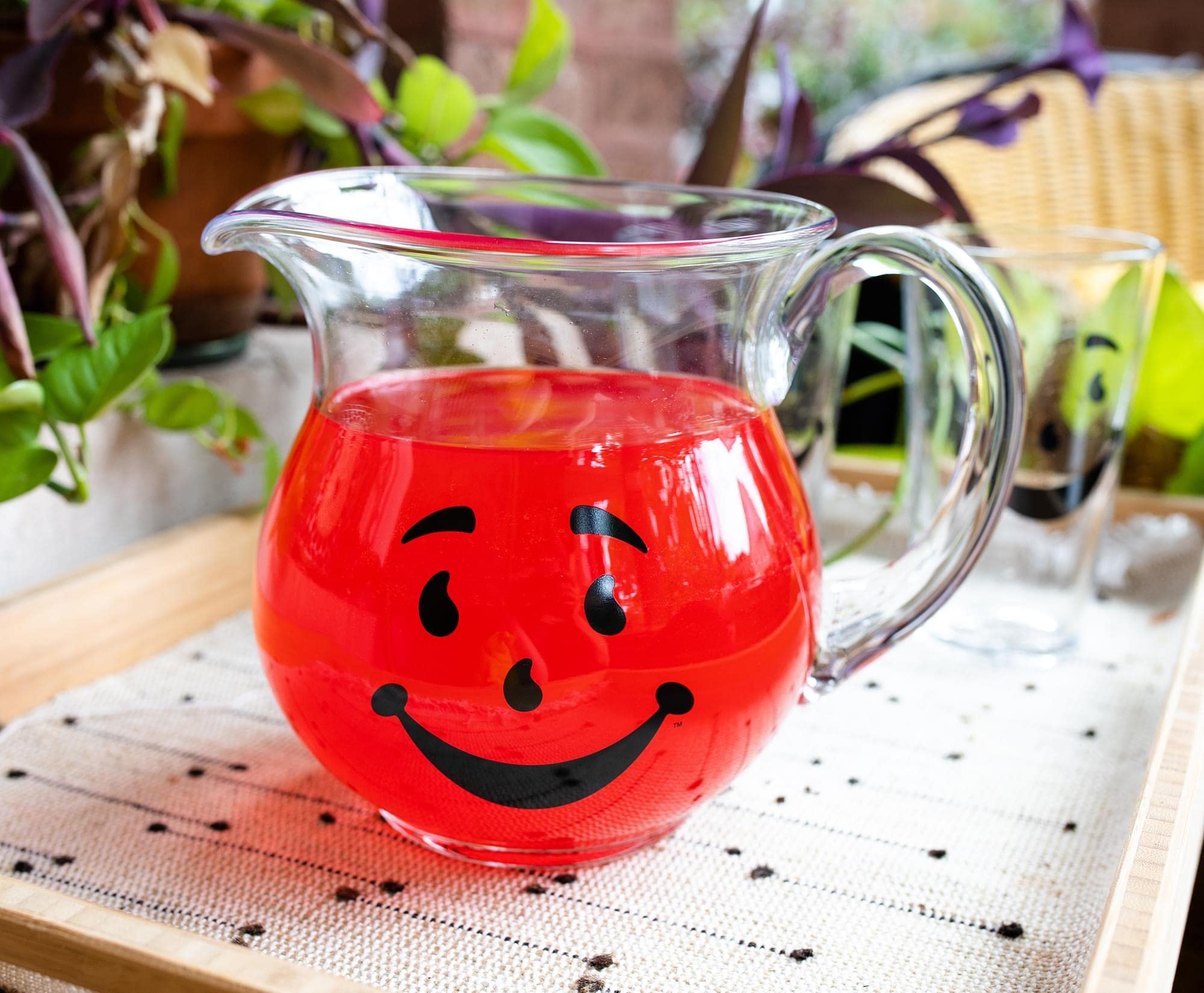 Mesa lista para servir con la jarra Kool-Aid Man.