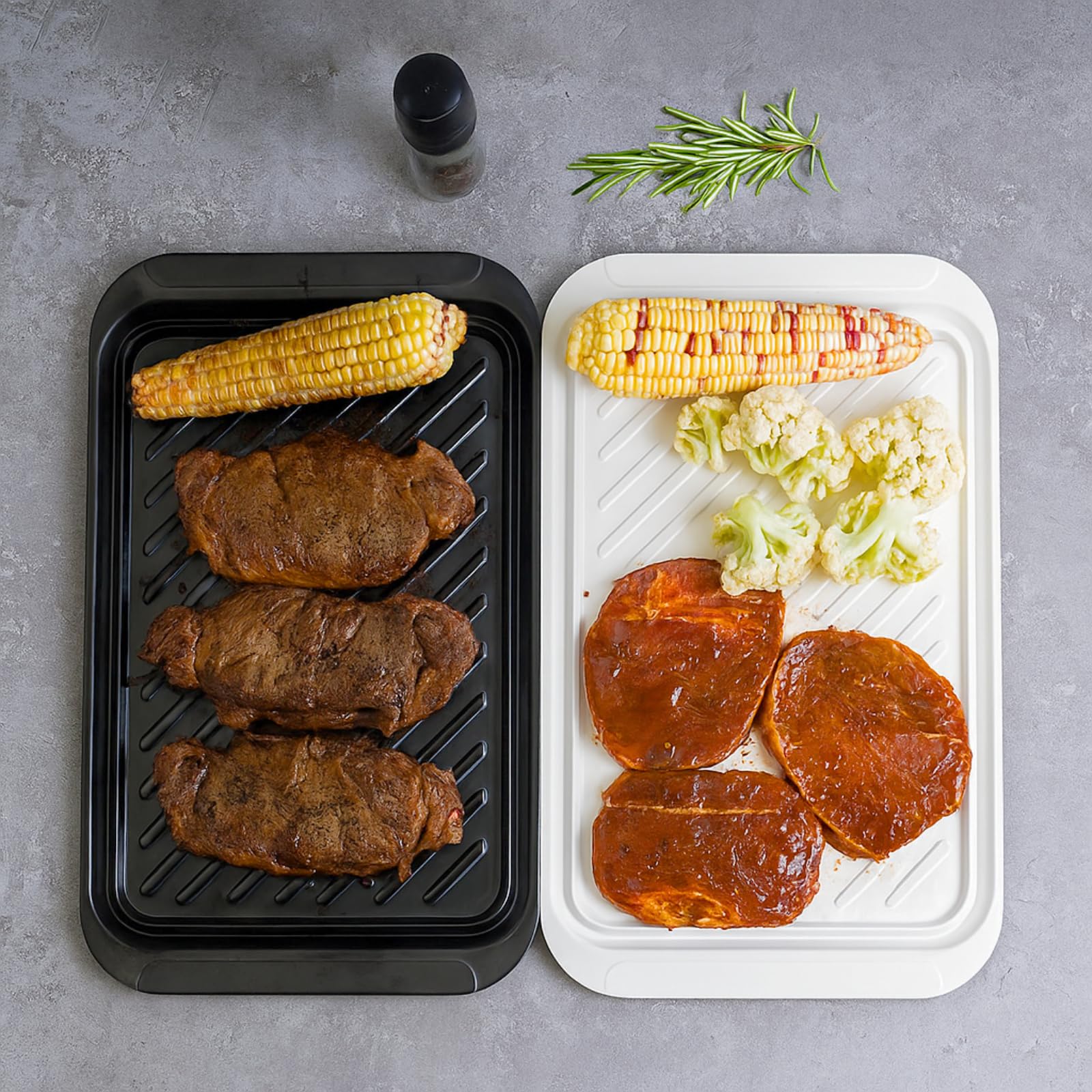 Bandejas TP para servir comida cocida, enfoque servicio, plato listo para presentar.