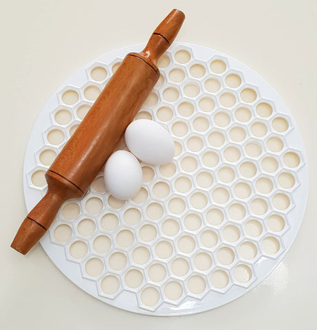 Detalle de los agujeros del molde Pratic para ravioli.