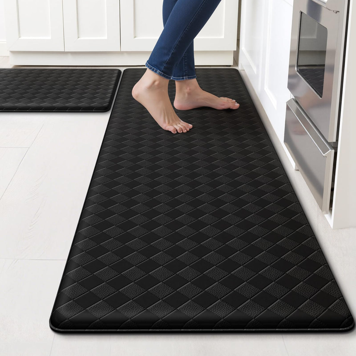 Alfombra de cocina TranquilRelax con patrón diamante para mayor confort frente al fregadero.