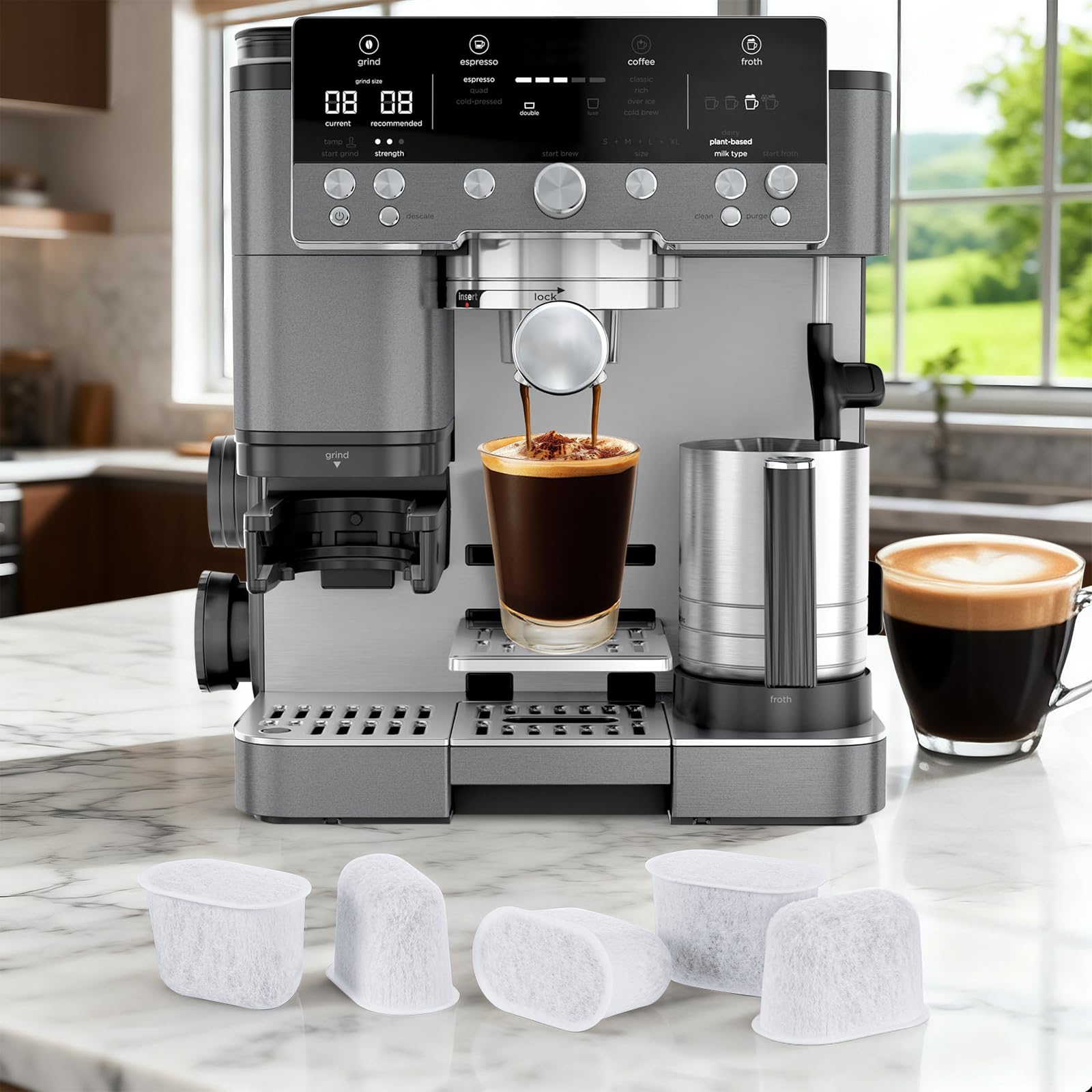 TranRantic en cocina junto a cafetera, solución práctica para café diario