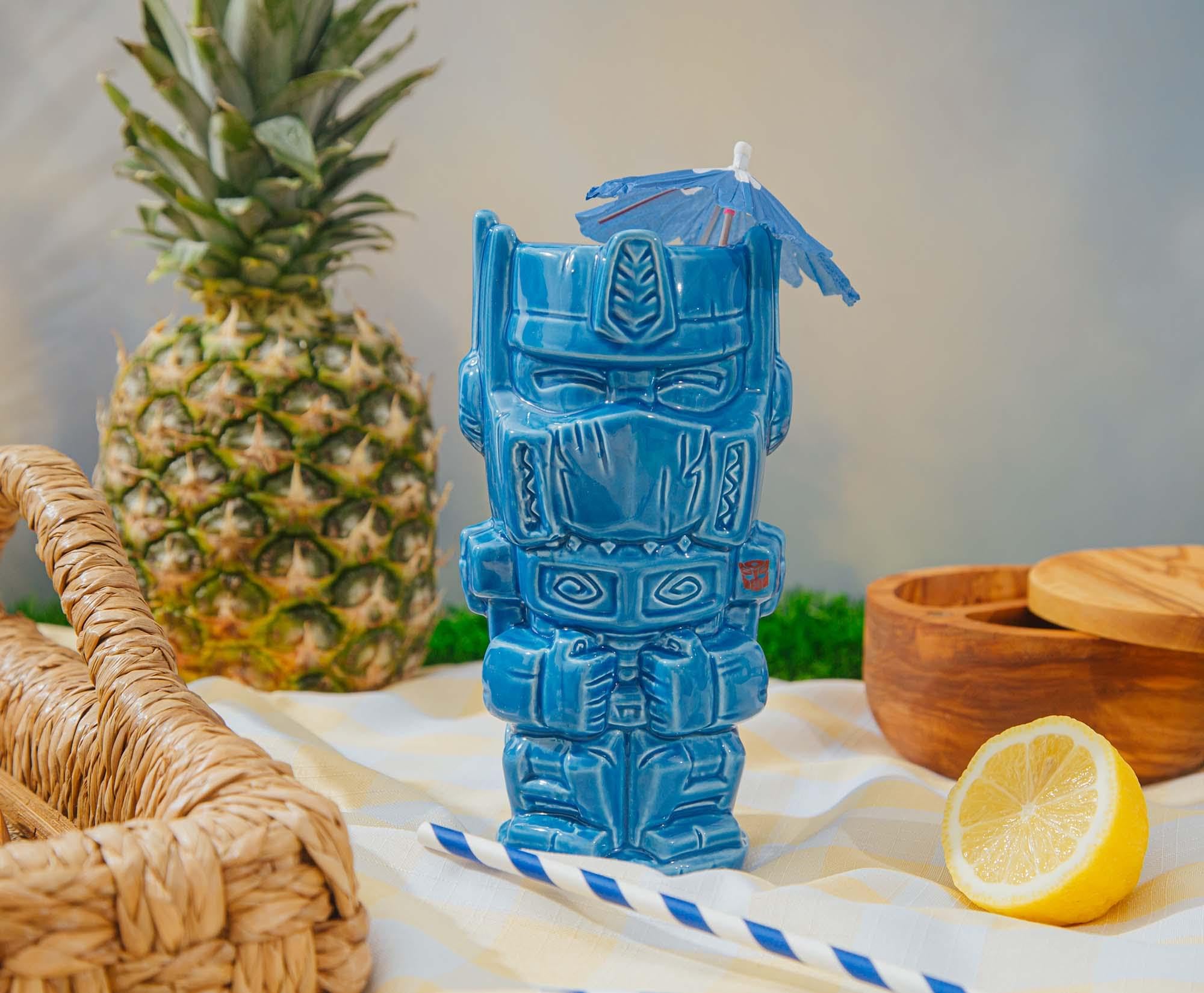 Diseño duradero con figura coleccionable de Optimus Prime.