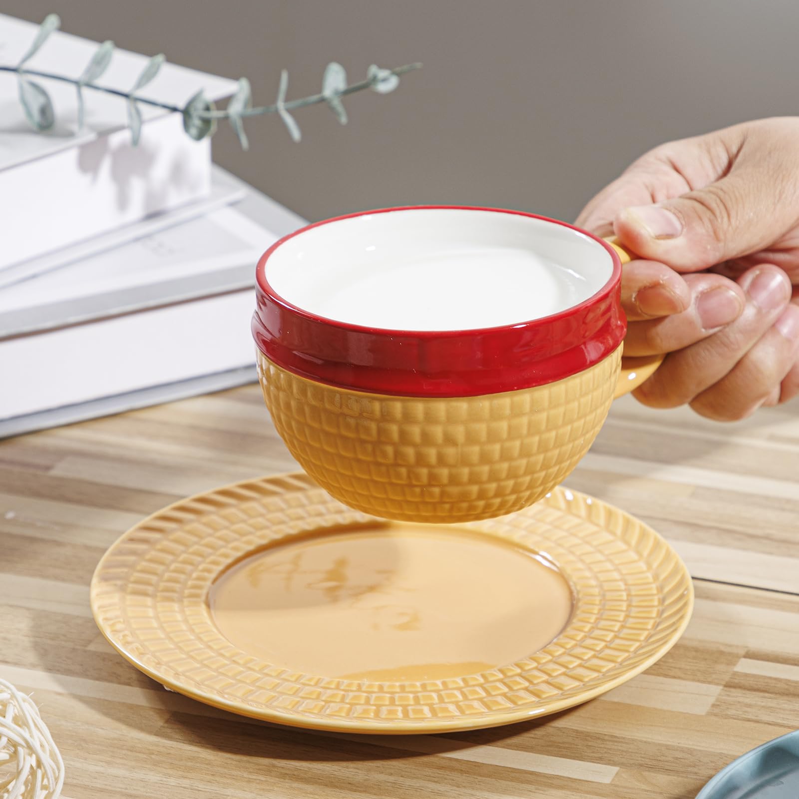 Tregoer taza con platillo, base estable y mango ergonómico para un agarre seguro.
