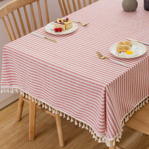 Mantel TruDelve rectangular con rayas rojas y blancas para comedor elegante.
