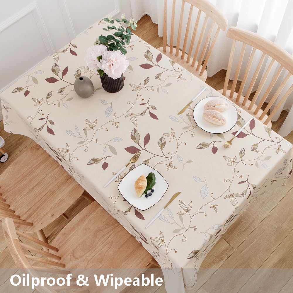 Configuración de comedor con mantel TruDelve beige para ocasiones.