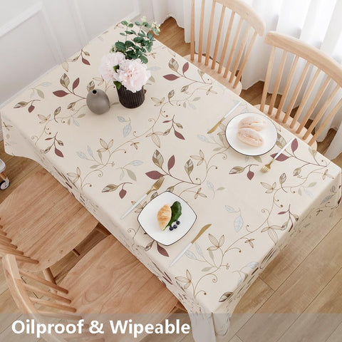 Configuración de comedor con mantel TruDelve beige para ocasiones.