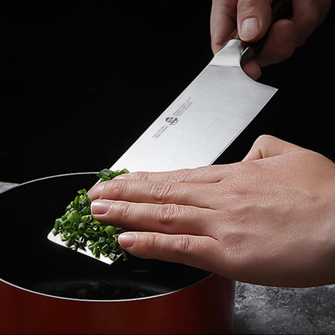 Detalle del grano del mango TUO Nakiri para un toque de lujo antideslizante