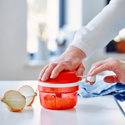 Tupperware Chop 'N Prep Chef corta hierbas y verduras rápido.