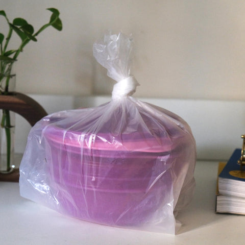 Tupperware colores rosa y violeta para un toque práctico y estético.