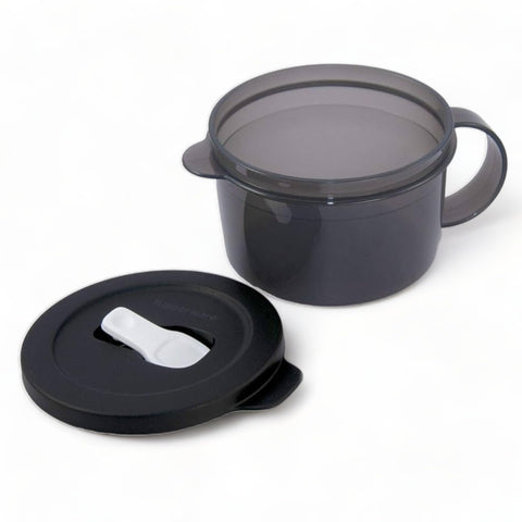 Tupperware CrystalWave taza de sopa con válvula blanca visible, permite recalentar sin salpicaduras.