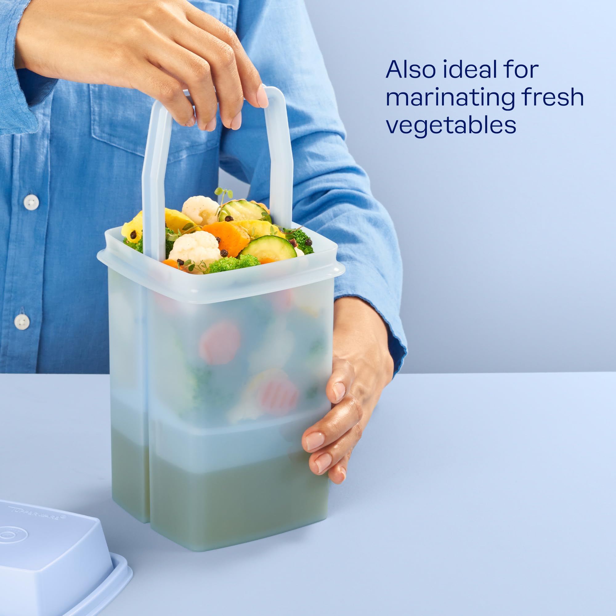 Tupperware Pick-a-deli diseño delgado cabe en la puerta del refrigerador.