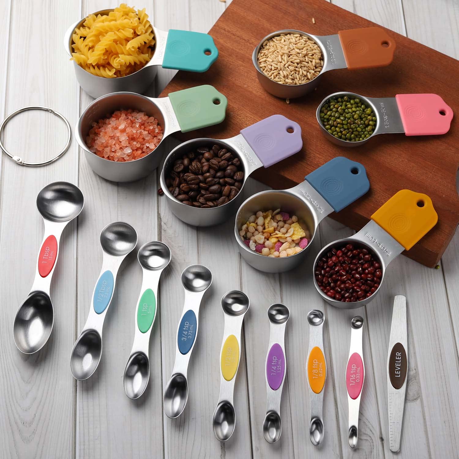 Conjunto práctico para cocinar y hornear, versátil para ingredientes secos y líquidos.