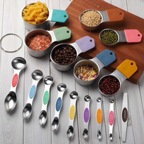 Conjunto práctico para cocinar y hornear, versátil para ingredientes secos y líquidos.