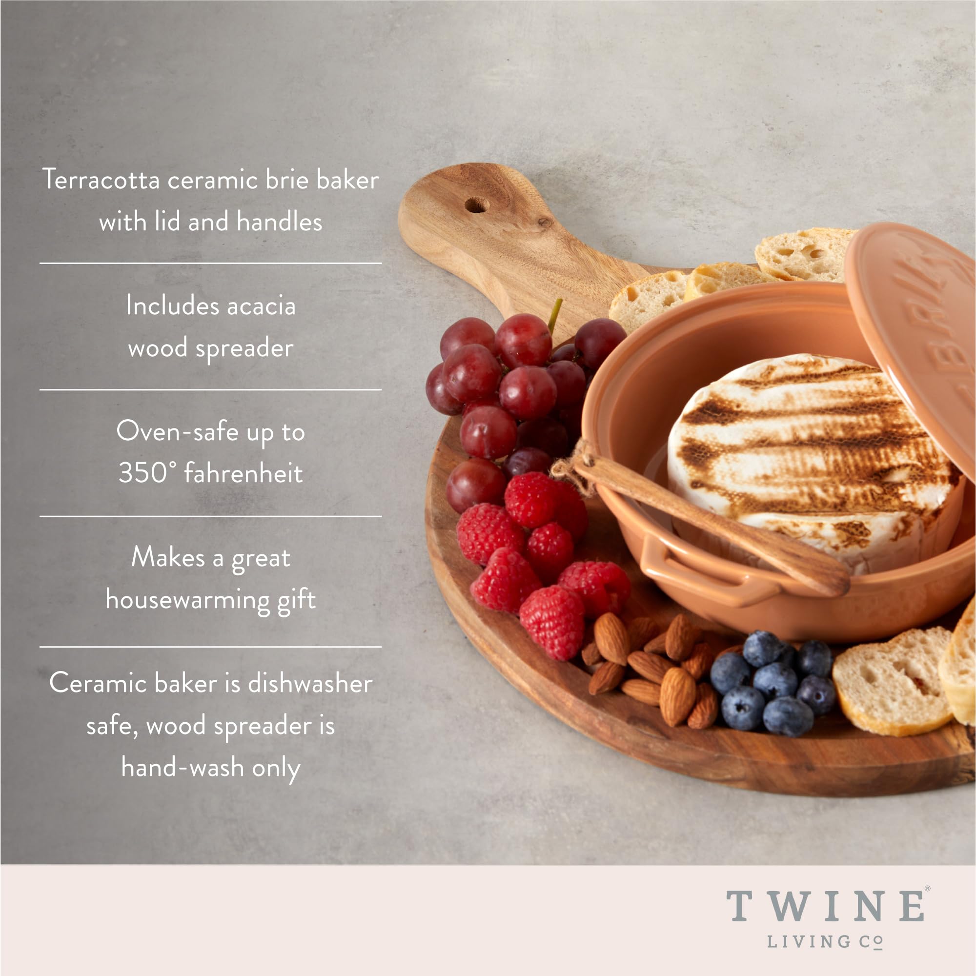 Twine fuente cerámica con asas, lista para presentar brie en la mesa