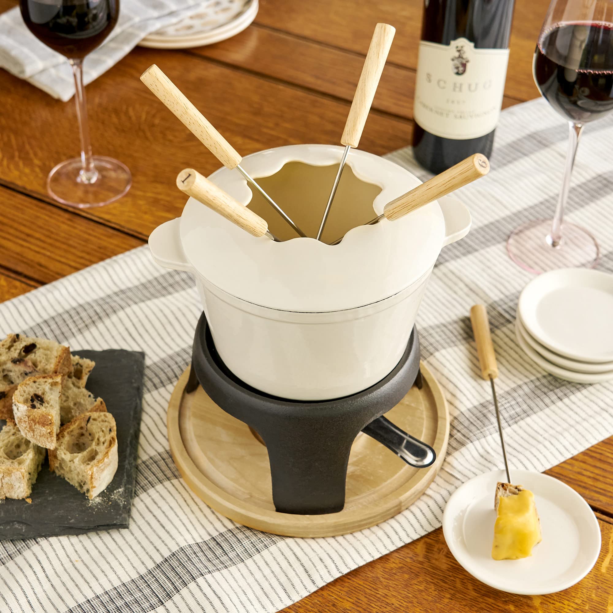 Twine fondue base de madera caucho, añade estilo y estabilidad.