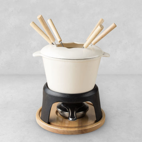 Twine fondue detalle esmaltado, acabado duradero y elegante.