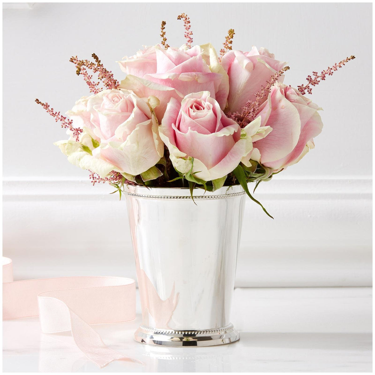 Two's Company McKenzie Mint Julep jarrón plateado, perfecto para arreglos florales elegantes