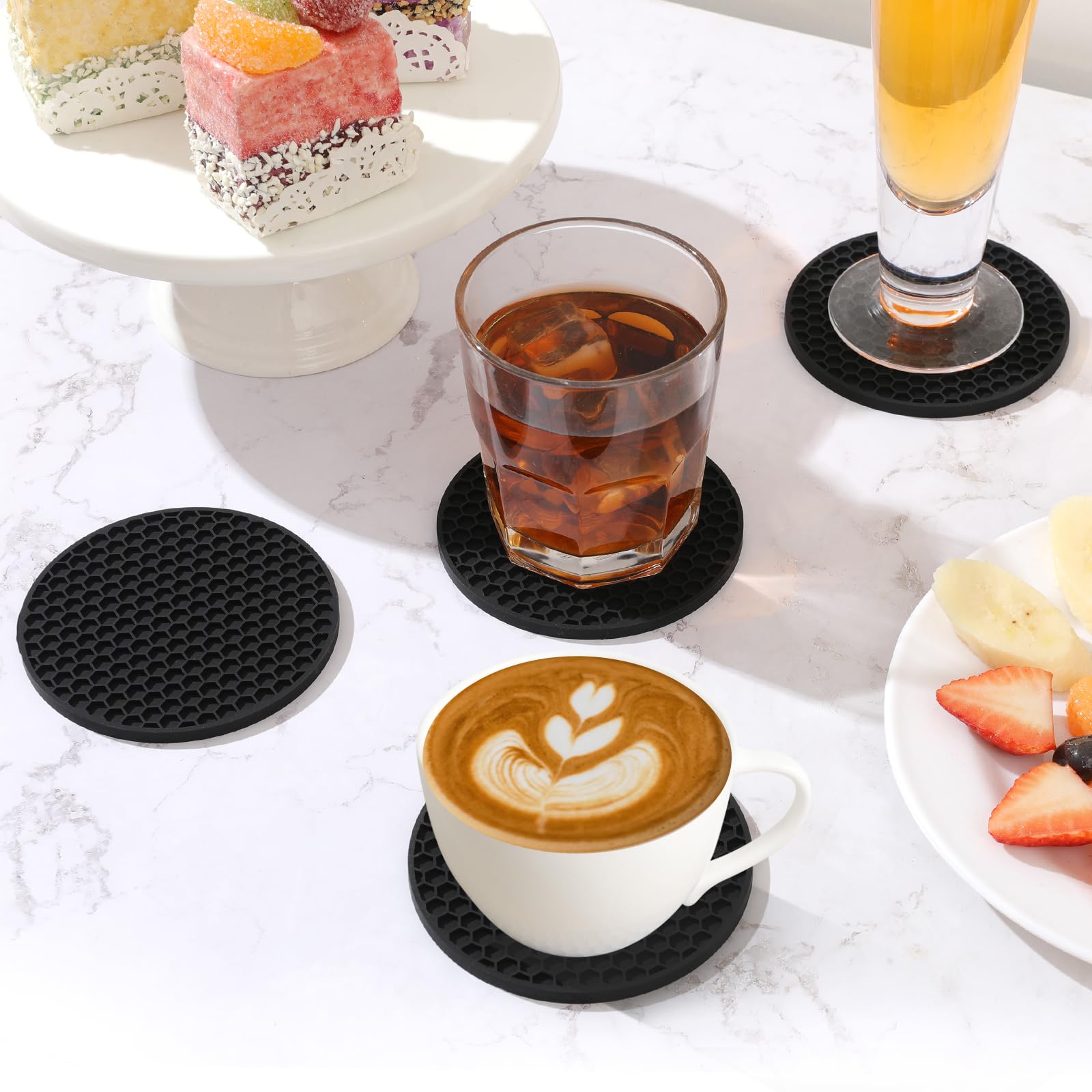 Posavasos TWTLi de silicona para tazas variadas, ideal para diferentes bebidas.
