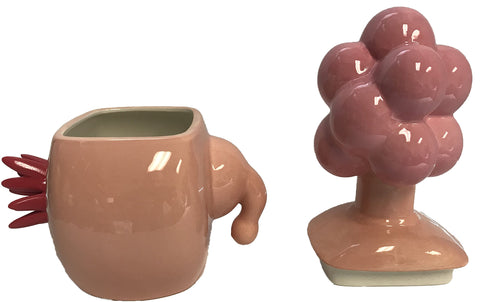 Detalle impreso del Plumbus en la taza, ideal para coleccionistas aficionados.