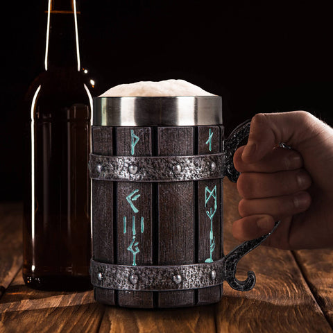 Detalle de runa en madera, diseño artesanal de la taza UCOMINS
