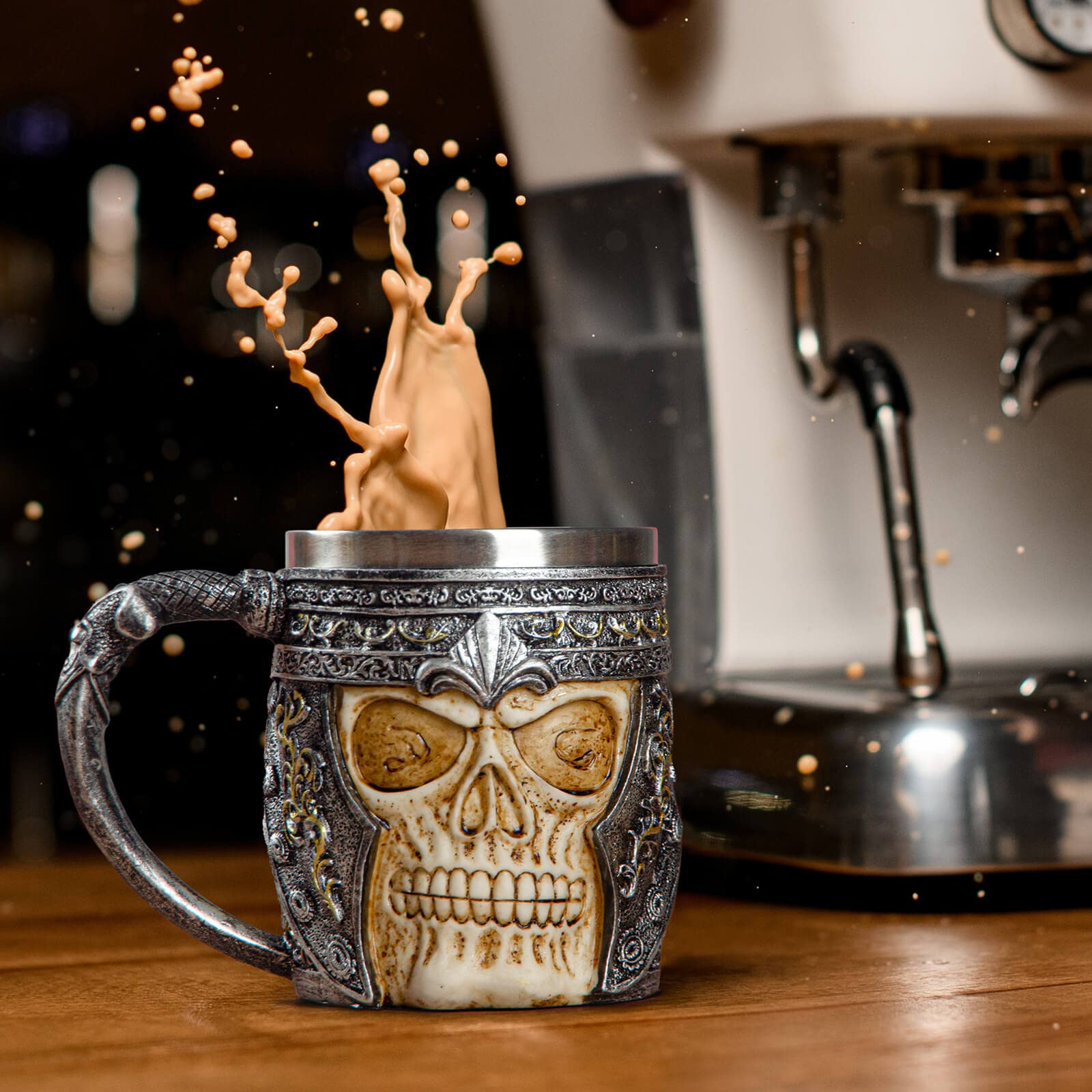 Taza cráneo vikingo de UCOMINS con diseño 3D detallado y pintado a mano.