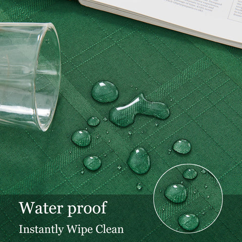 Mantel impermeable ukomiut verde bosque protege la mesa ante derrames.
