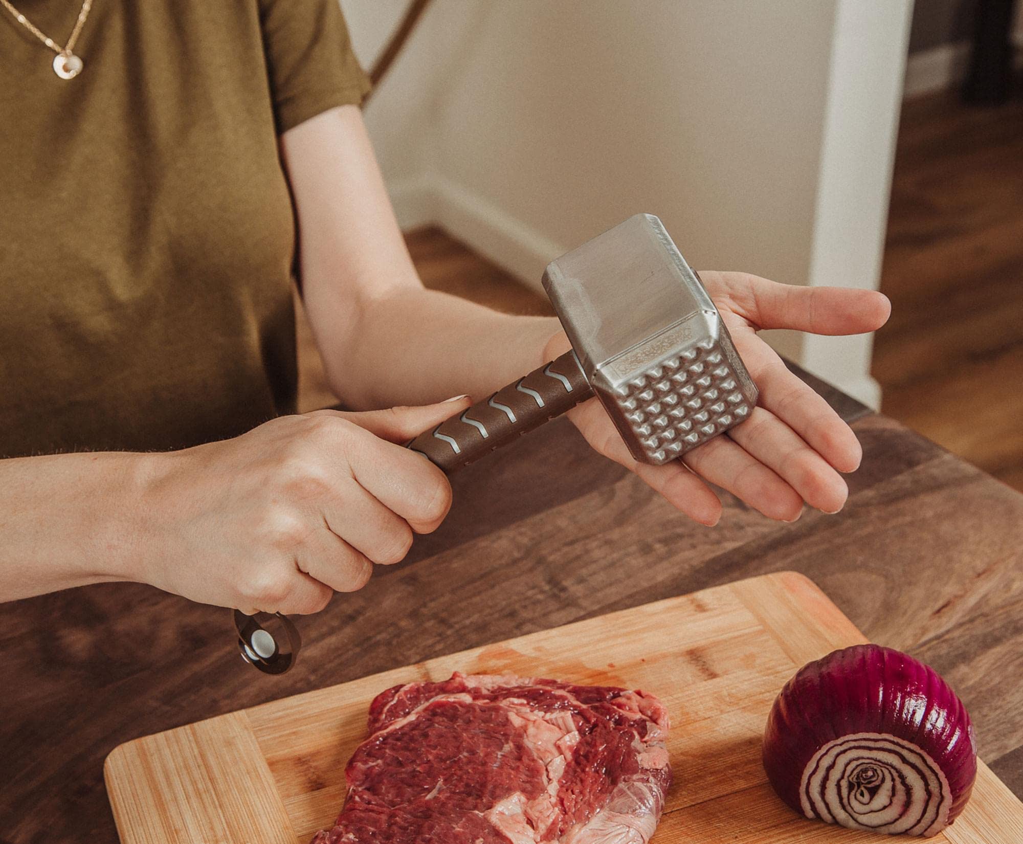 Ukonic Mjolnir ablandador para barbacoa, diseño robusto y duradero en acero.