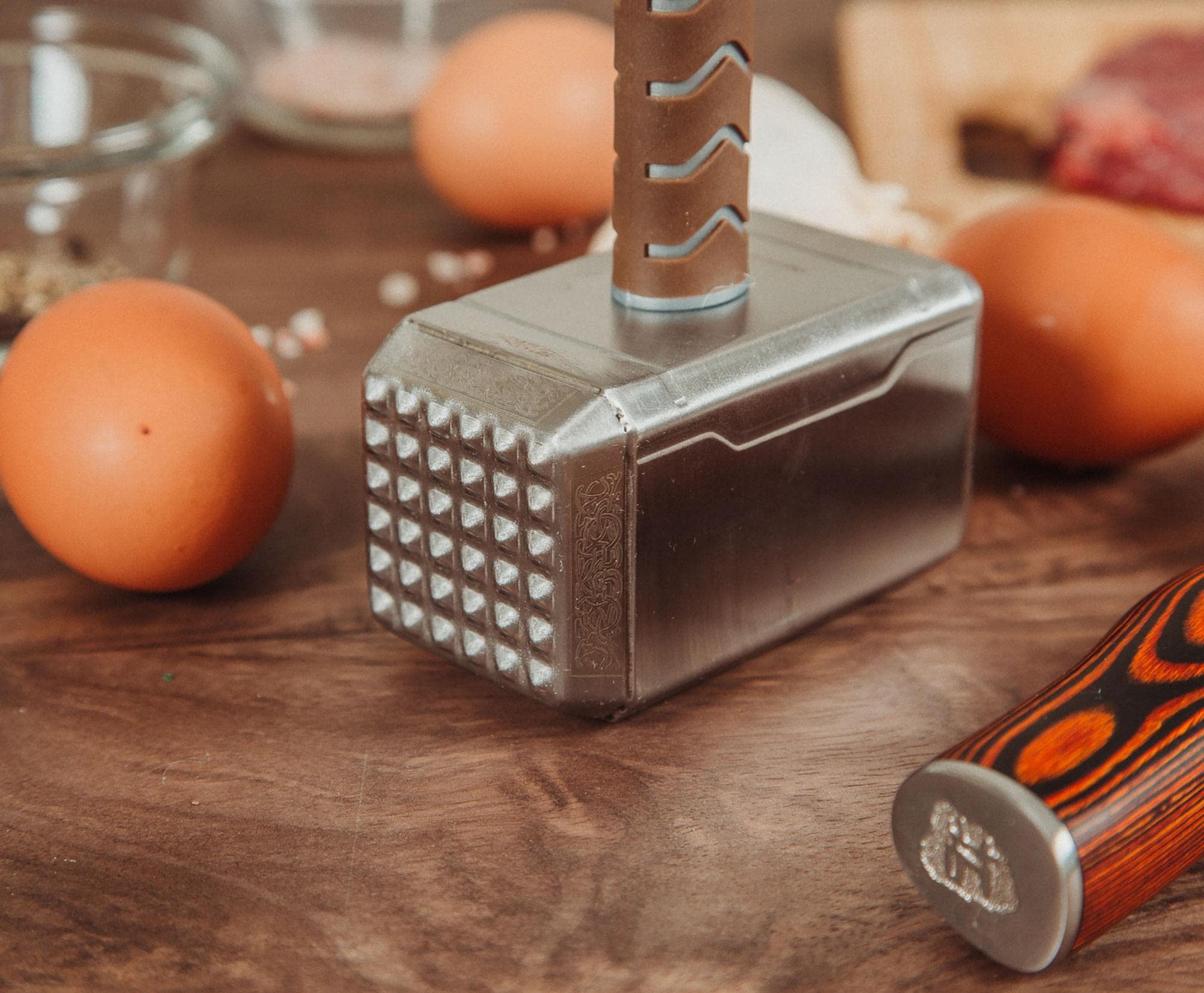 Ukonic Mjolnir utensilio gourmet para carnes, estilo Marvel, perfecto para asados.