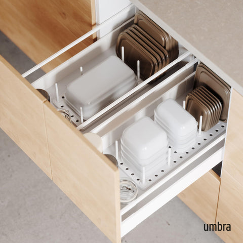 Umbra Peggy clavijas ajustables permiten configurar espacio para utensilios y tapas.