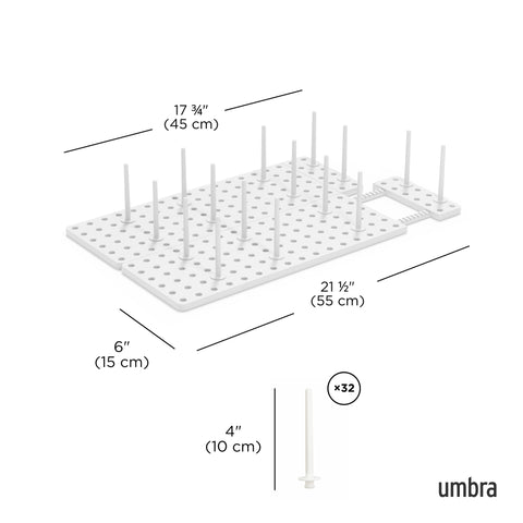 Umbra Peggy matriz de 108 huecos facilita múltiples configuraciones de almacenamiento.