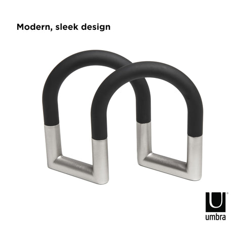 Diseñado por Jordan Murphy para Umbra con estilo moderno y práctico.