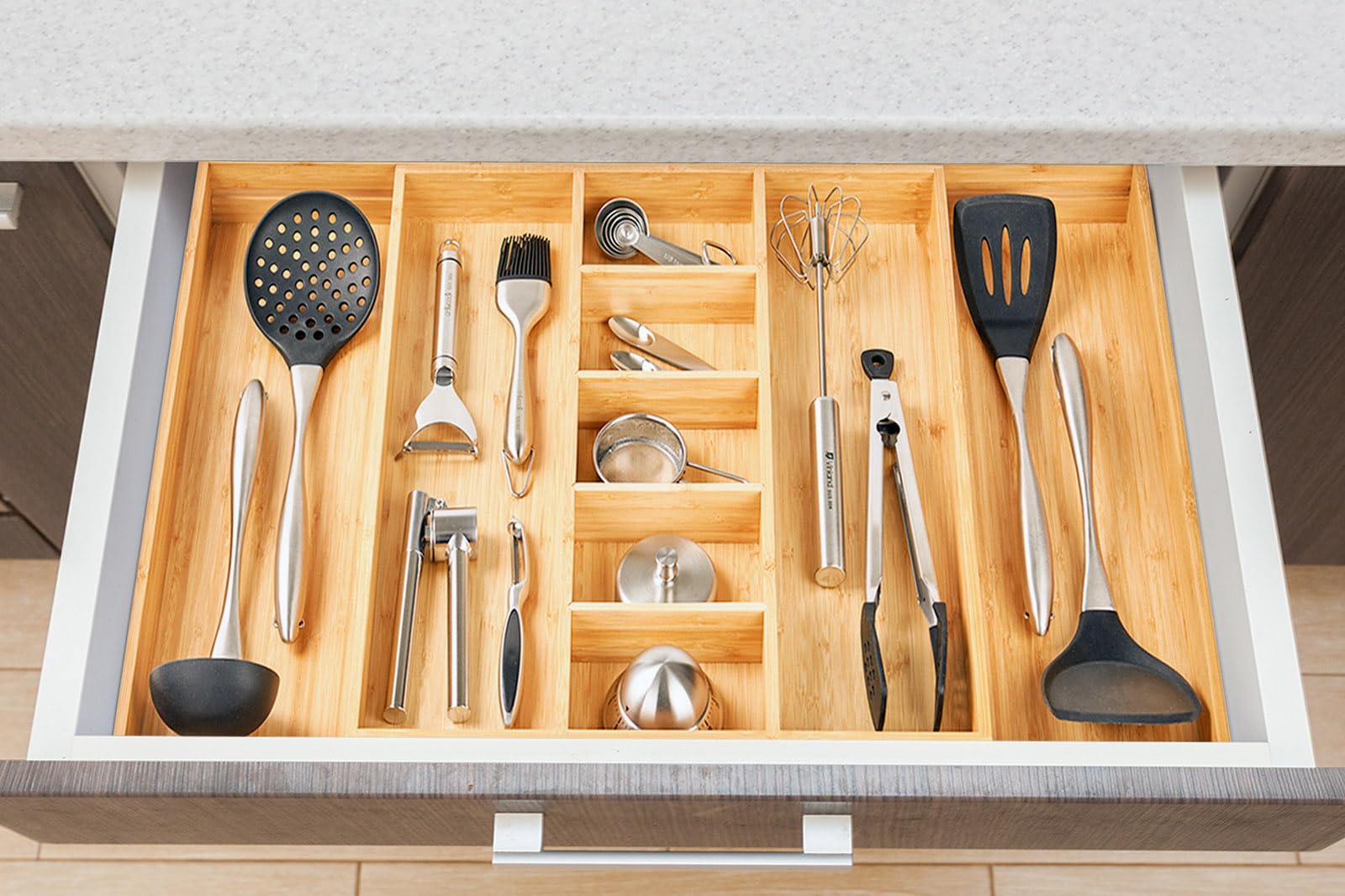 Uso versátil de Umilife en cajón de cocina, baño o escritorio.
