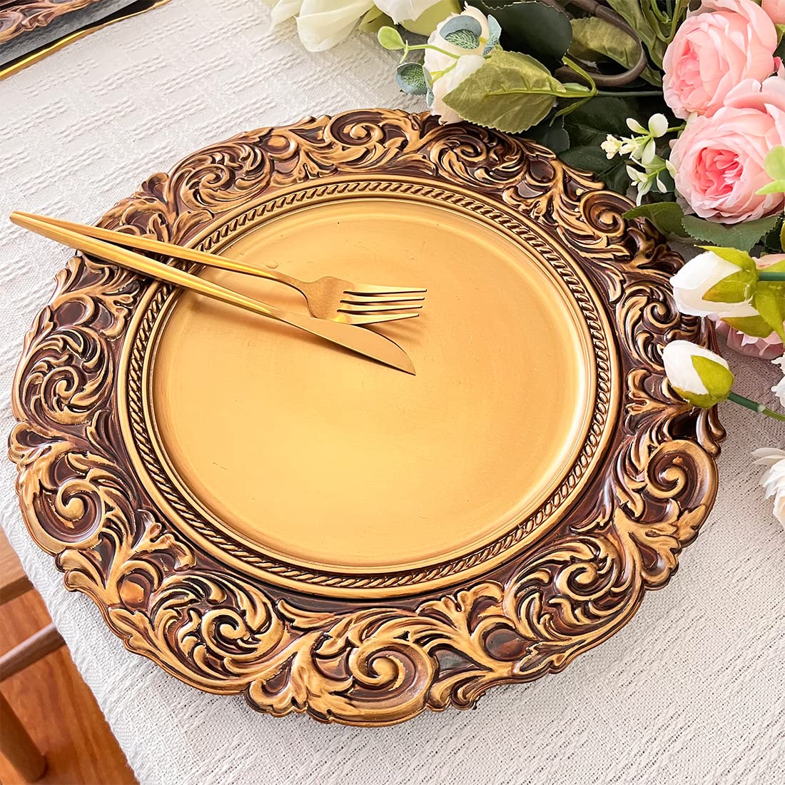 Decoración de mesa en oro antiguo que combina con manteles.