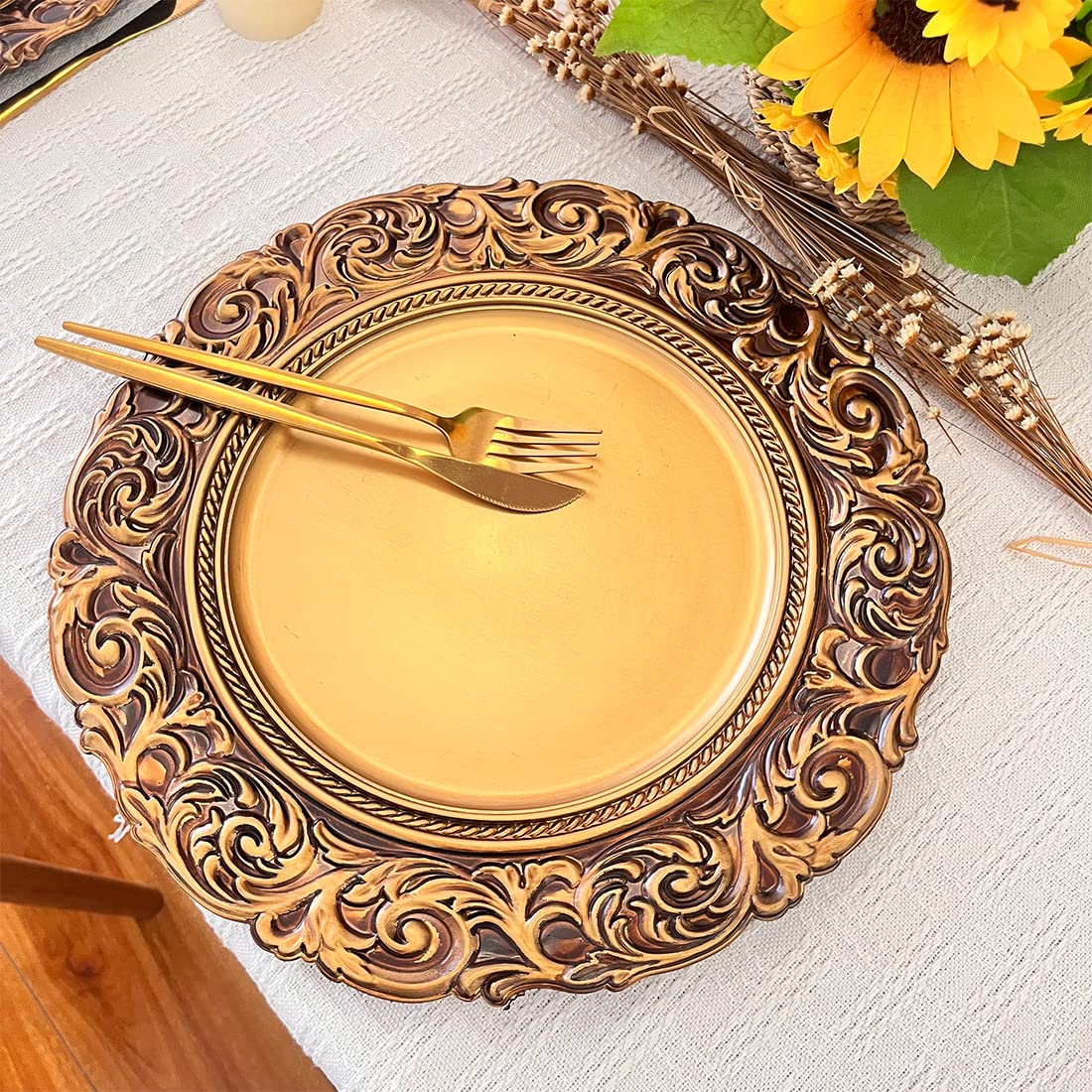Diseño en oro antiguo con relieve para presentación profesional de mesa.