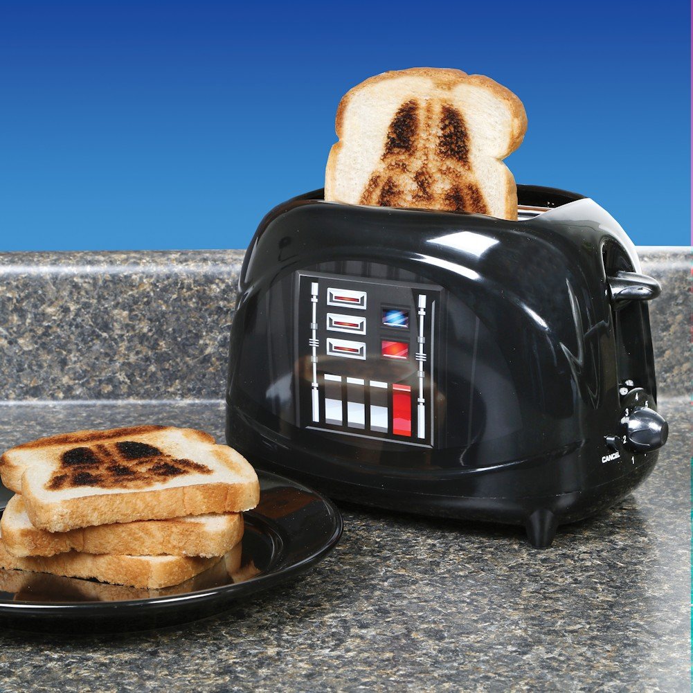 Tostadora Darth Vader de Uncanny Brands: tamaño compacto ideal para encimeras pequeñas.