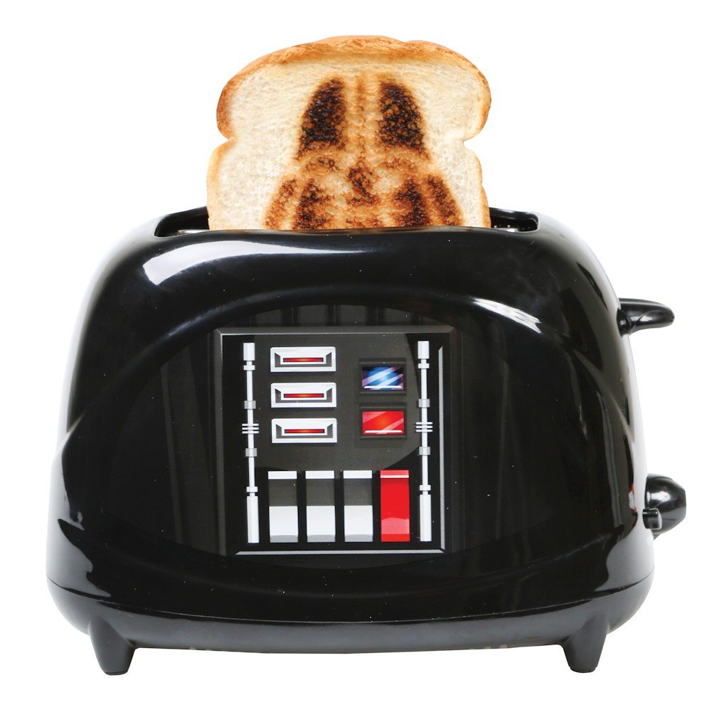 Tostadora Darth Vader de Uncanny Brands muestra la placa del pecho, perfecta para desayunos temáticos.