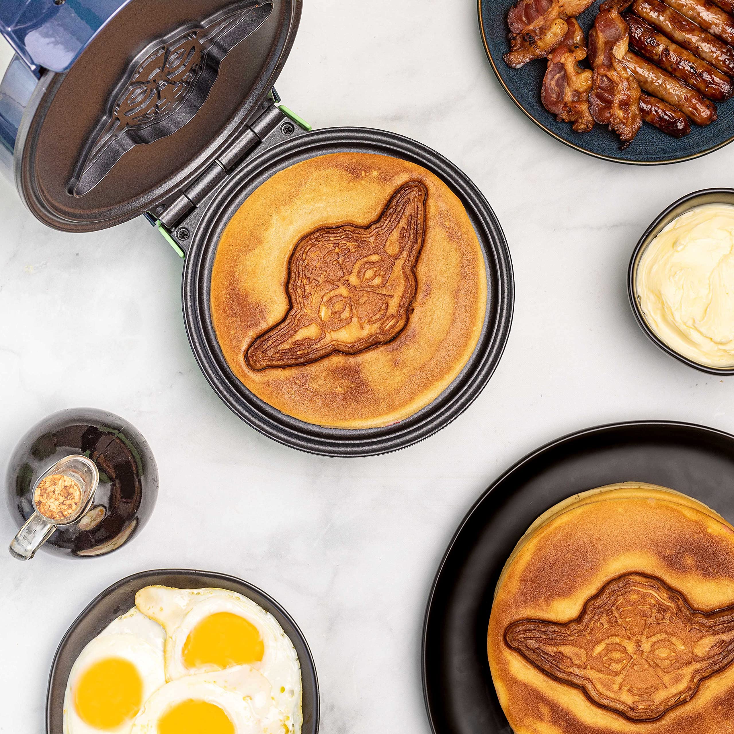 Uncanny Brands gofrera Yoda diseño compacto ideal para desayunos temáticos