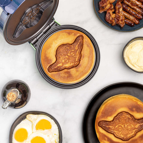 Uncanny Brands gofrera Yoda diseño compacto ideal para desayunos temáticos