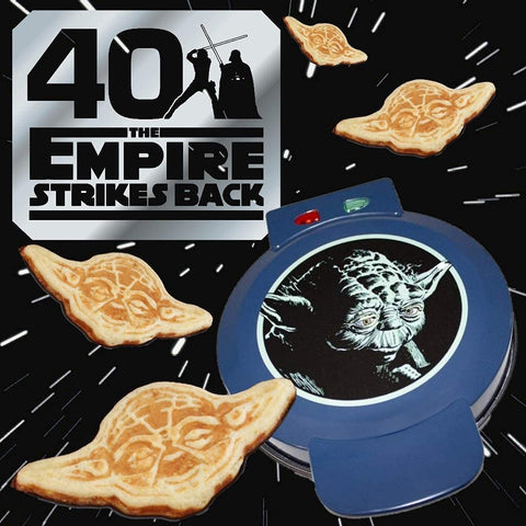 Uncanny Brands gofrera Yoda produce gofres dorados y con forma divertida
